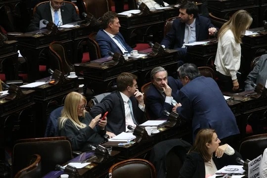 El titular de la bancada de UxP Germán Martínez habla con Pichetto; Massot, atento. Stolbizer no tanto...