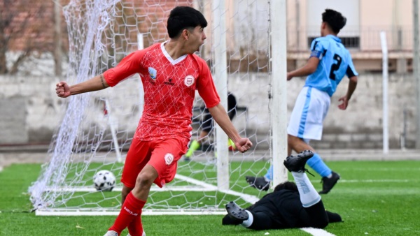 Comodoro goleó a Oeste y es finalista. (Foto: Daniel Feldman/Jornada).