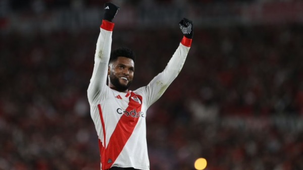 El colombiano Borja llegó al quinto gol en el torneo.