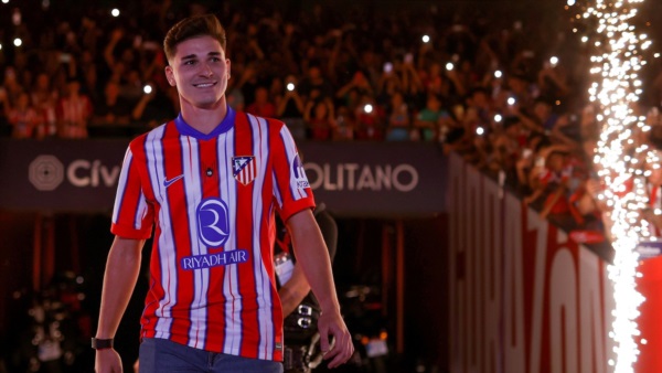 Julián ingresó con la camiseta edición limitada con la araña en el centro.