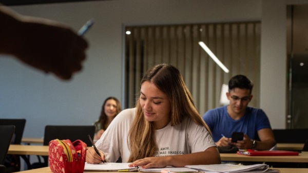 . Las becas son para las licenciaturas e ingenierías que ofrece la universidad. 