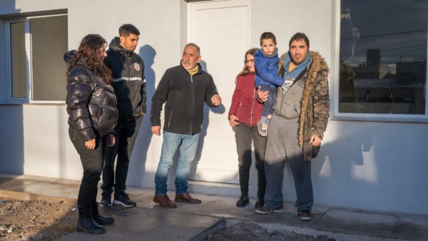 La entrega de llaves a la familia en el Área 12 de Rawson.