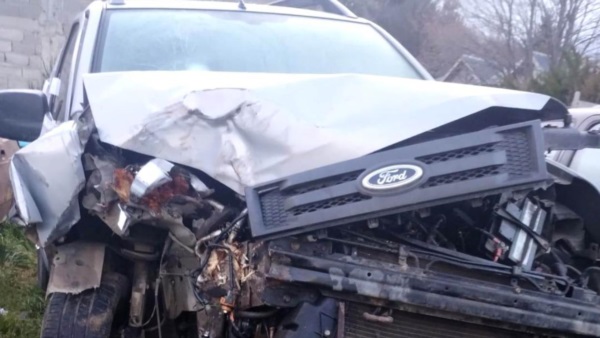 La camioneta Ford Eco Sport sufrió severos daños. Sus ocupantes con lesiones leves.