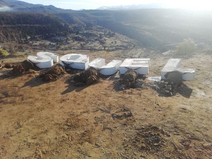 Total repudio causó el daño al cartel que se dirige a Los Alerces.
