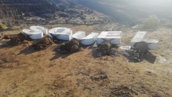 Total repudio causó el daño al cartel que se dirige a Los Alerces.