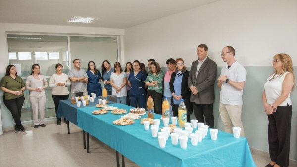 Biss junto a Restuccia y Cicalese y empleados del nosocomio capitalino.