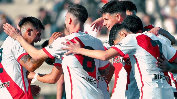 Subiabre (N°7) anotó el segundo tanto en la goleada.
