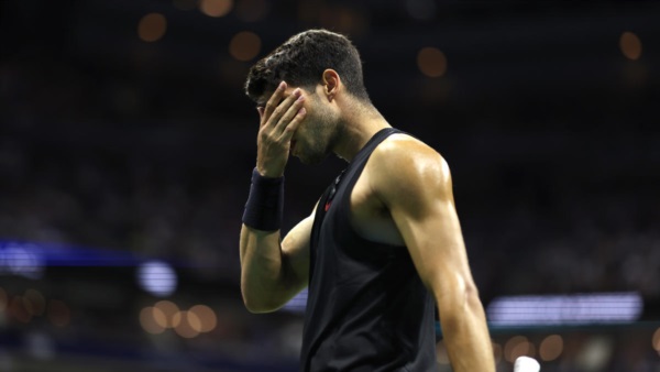 Alcaraz se marcha rápido del US Open, al caer en sets corridos ante el 74 del mundo.