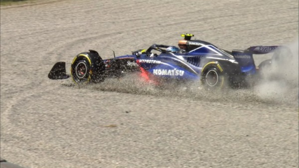 El debutante perdió ligeramente el control del coche en parabólica, casi retratando el accidente de Kimi Antonelli.