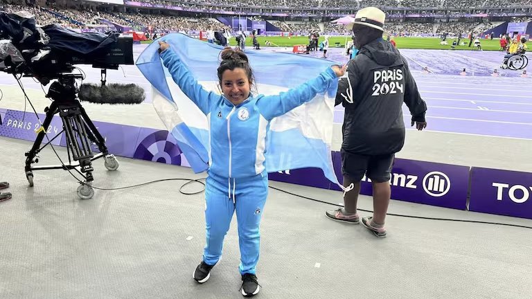 Antonella Ruiz Díaz recibió su presea de bronce por quedar tercera en lanzamiento de bala.