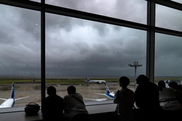 Las principales compañías aéreas, como All Nippon Airways y Japan Airlines, cancelaron cientos de vuelos.