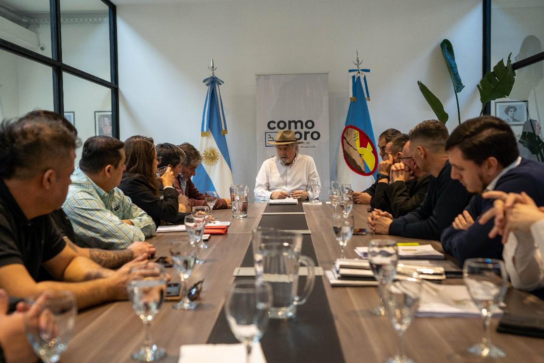 El intendente comodorense junto a los representantes sindicales.