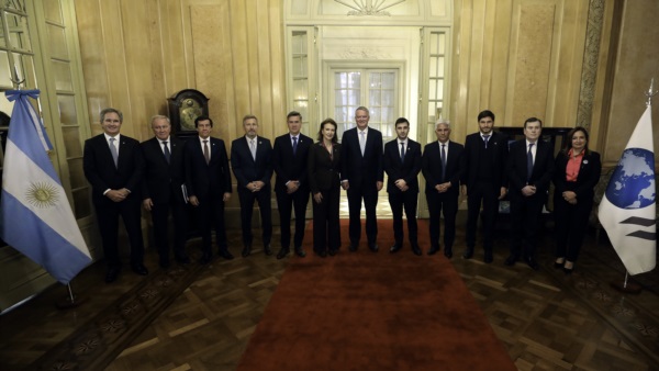 Gobernadores, en el almuerzo con el titular de la OCDE.