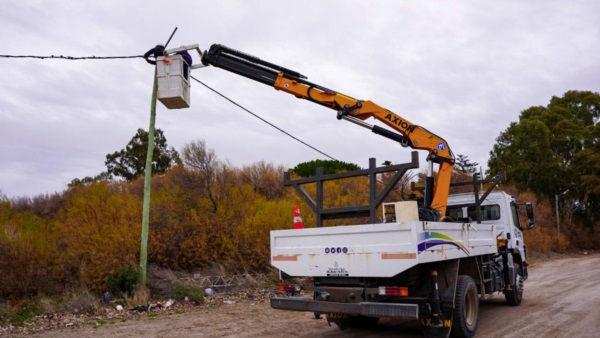 Una cuadrilla de operarios se dirigió al sector para reemplazar los cables faltantes.