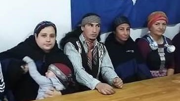 El grupo de ocupantes que deberán desalojar el Parque Los Alerces.