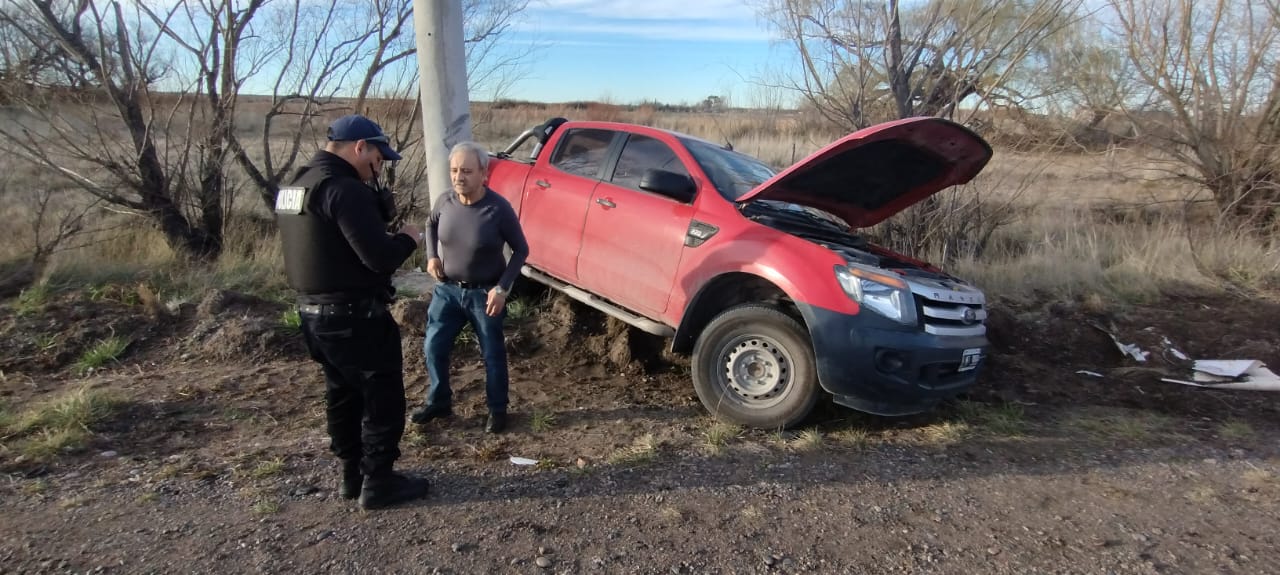 El reventón de una cubierta derivó en un despiste y colisión contra un poste.