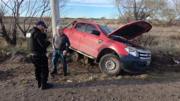 El reventón de una cubierta derivó en un despiste y colisión contra un poste.