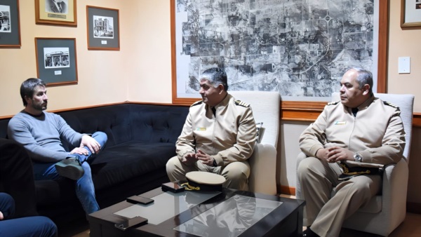 Gerardo Merino junto a Gularte y Serrano de la Prefectura Naval.