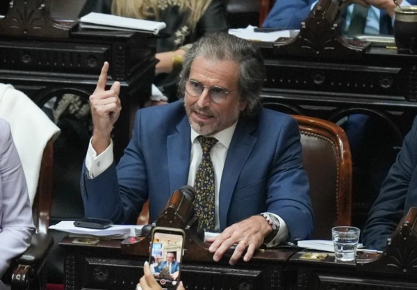 Ese dedito... Lo pintoresco del "bestiario" libertario encuentra en Benegas Lynch su máximo exponente.
