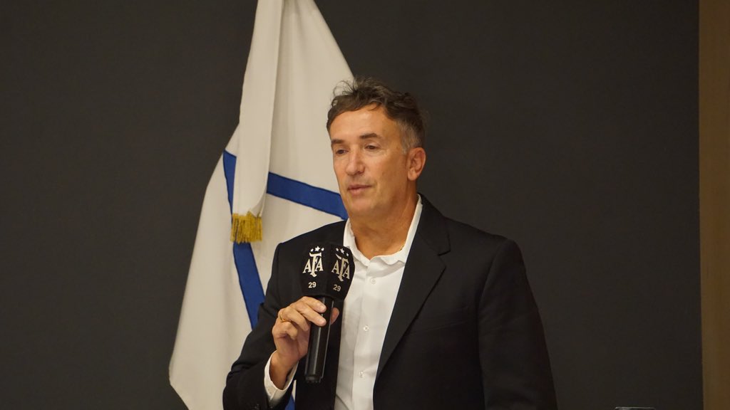 En el Predio de la AFA, se llevó a cabo una charla a cargo de la Dirección Nacional de Arbitraje para presentar la nueva directriz “Solo Capitanes” impartida por FIFA.