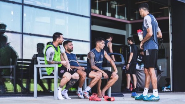 Lionel Messi, Jordi Alba, Luis Suarez y Sergio Busquets en la previa del entrenamiento de este miércoles.