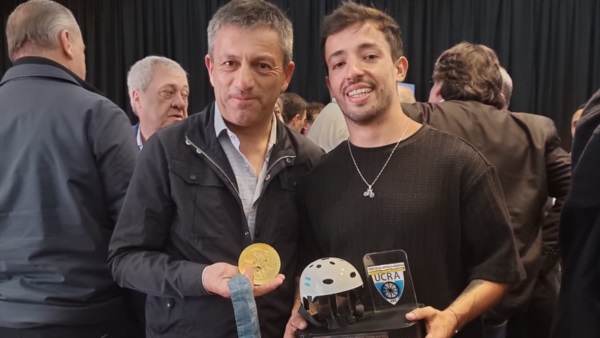 "Maligno" Torres, junto a Milton Reyes, presidente de Chubut Deportes.