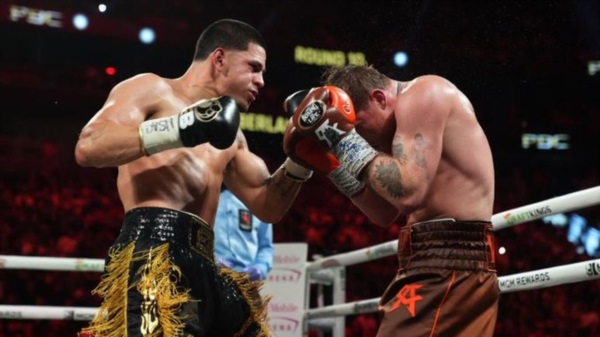 Canelo Álvarez venció a Berlanga y retuvo los títulos de campeón supermediano.