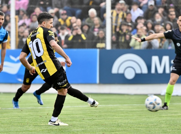 Nicolás Sánchez desde los doce pasos, anotó el único gol de la tarde. (Foto: Daniel Feldman/Jornada).