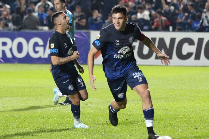 Franco Romero festeja su tanto de penal que le da los tres puntos a La Lepra.