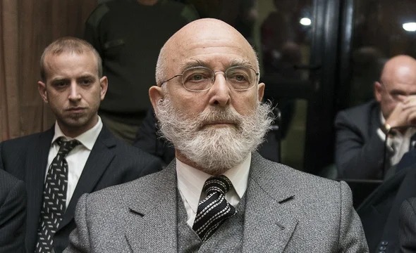 Por reprimir a la ciudadanía. La actual funcionaria del área debería poner las barbas en remojo...