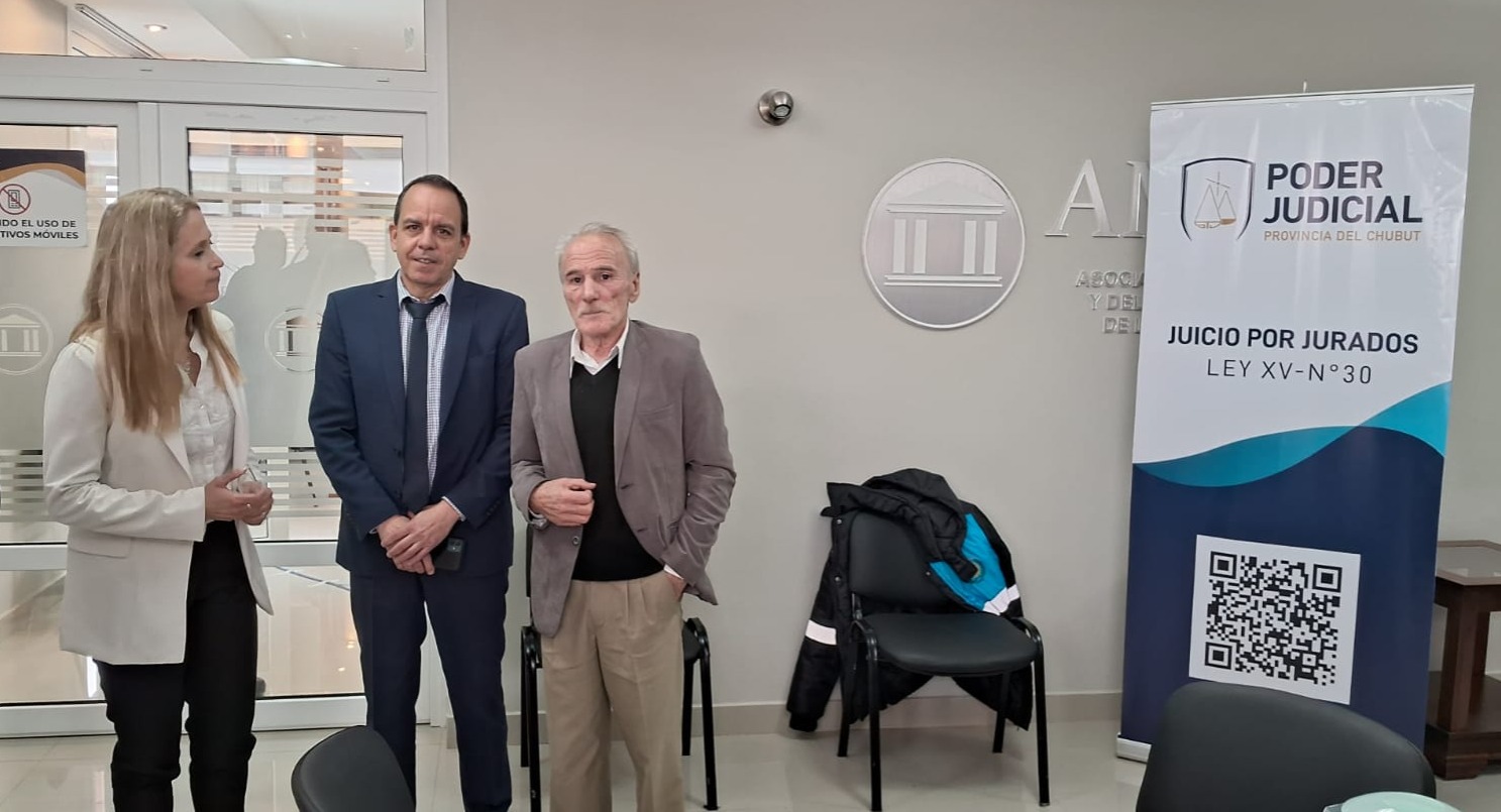 Ap Iwan, tercero desde la izquierda, con los defensores.