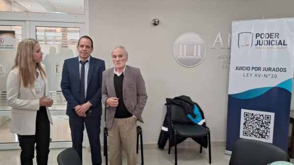 Ap Iwan, tercero desde la izquierda, con los defensores. 