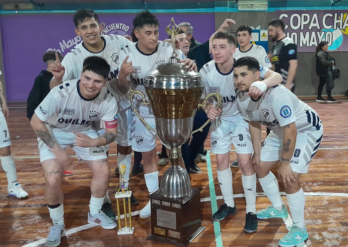Quilmes, con la copa. Prensa: Municipalidad de Río Mayo.