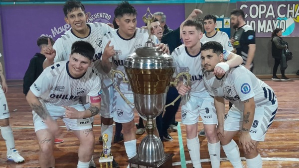 Quilmes, con la copa. Prensa: Municipalidad de Río Mayo. 