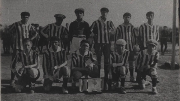Historia viva. Una de las primeras formaciones del verdiblanco.