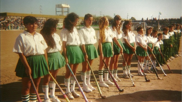 HOmenaje al hockey campeón en el medio del viejo Fortín.