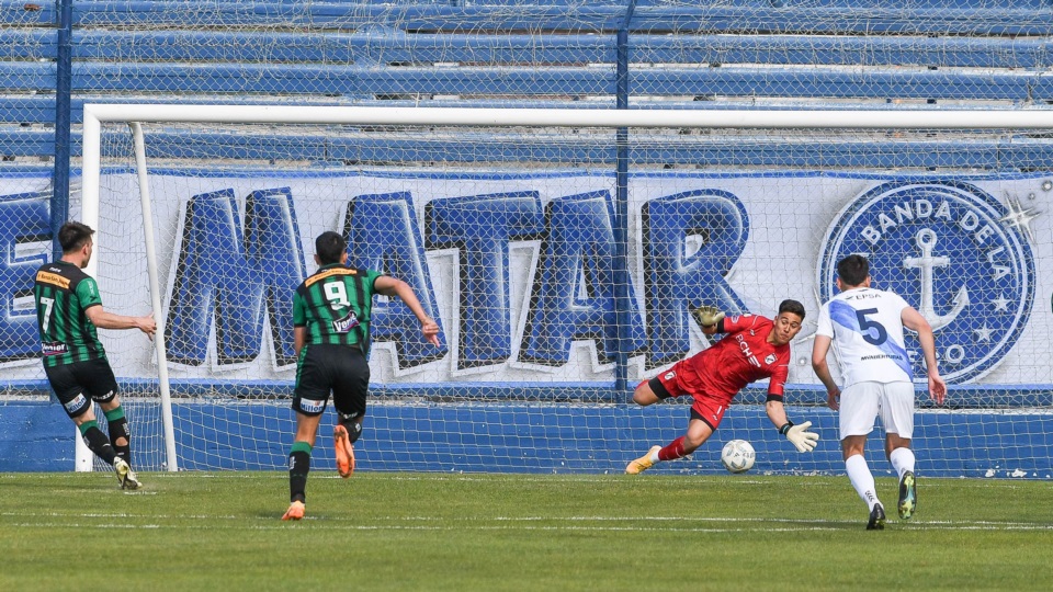 Tomás Fernández, de penal, vence a Soria y le da ventaja al Verdinegro. (Foto: Mariano Di Giusto/Jornada).