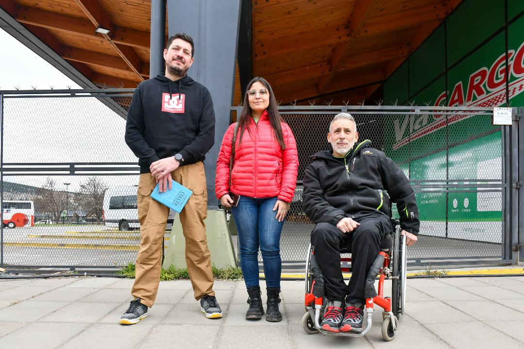 El director de Transporte Municipal, Diego Austin, la directora de Inclusión, Maira Sáez y Pablo Blanch