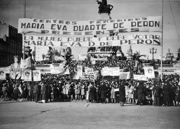 Multitudinaria marcha a la espera de la aprobación del sufragio femenino.