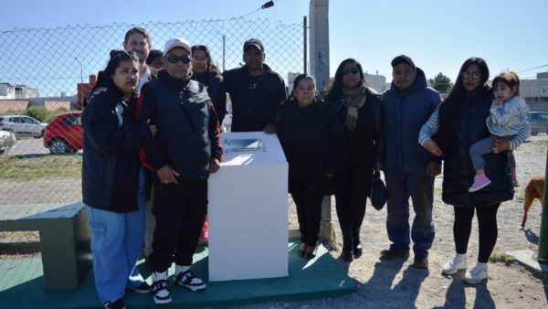 Familiares de Gerónimo Melivilo junto a la placa que lleva su nombre.