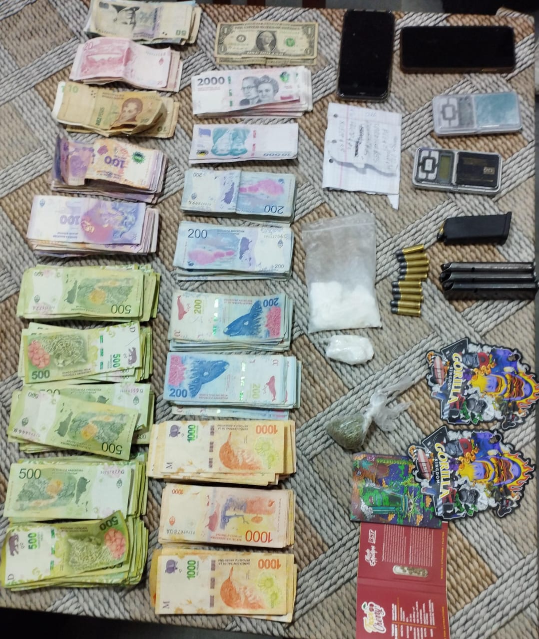 Dinero en efectivo, un arma, balas y cocaína y marihuana incautada.