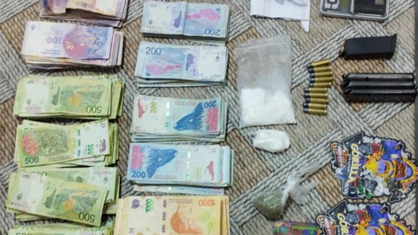 Dinero en efectivo, un arma, balas y cocaína y marihuana incautada.