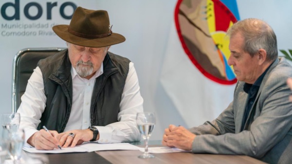 el intendente Othar Macharashvili y el ministro de Educación, José Luis Punta, en la firma de los convenios.