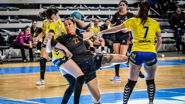 Mayra Bovcon, a punto de anotar para Cumehue.