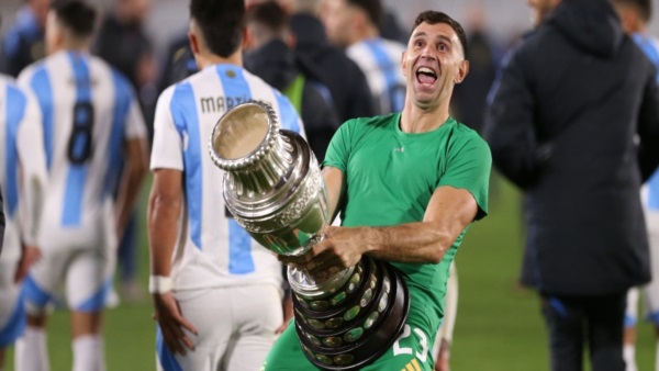 El clásico baile de Dibu Martínez tras el triunfo de Argentina ante Chile que se volvió viral en la red.