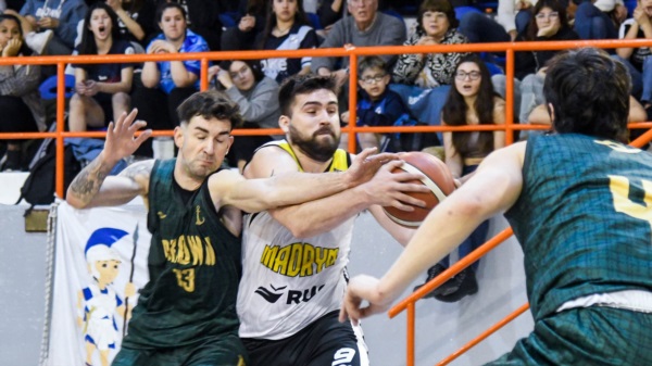"Pocho" Pérez le gana la posición a Santiago Masdeus. (Foto: Mariano Di Giusto/Jornada).