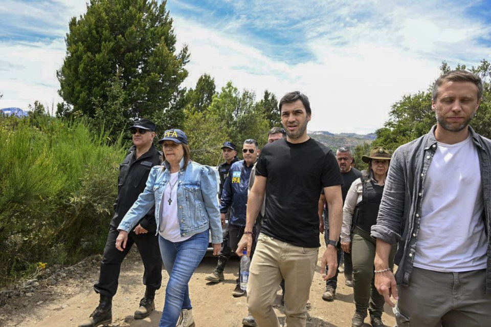Bullrich y Torres en el desalojo en Los Alerces.