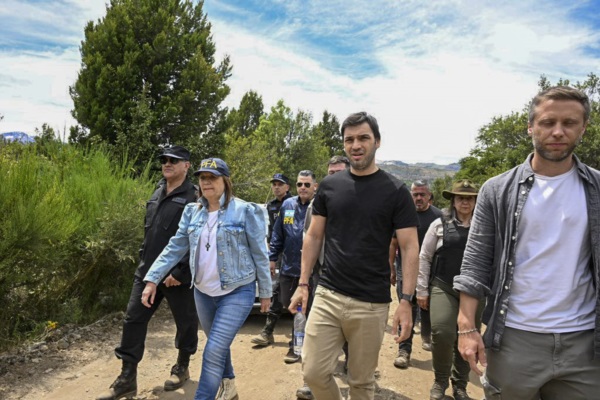 Bullrich y Torres en el desalojo en Los Alerces.