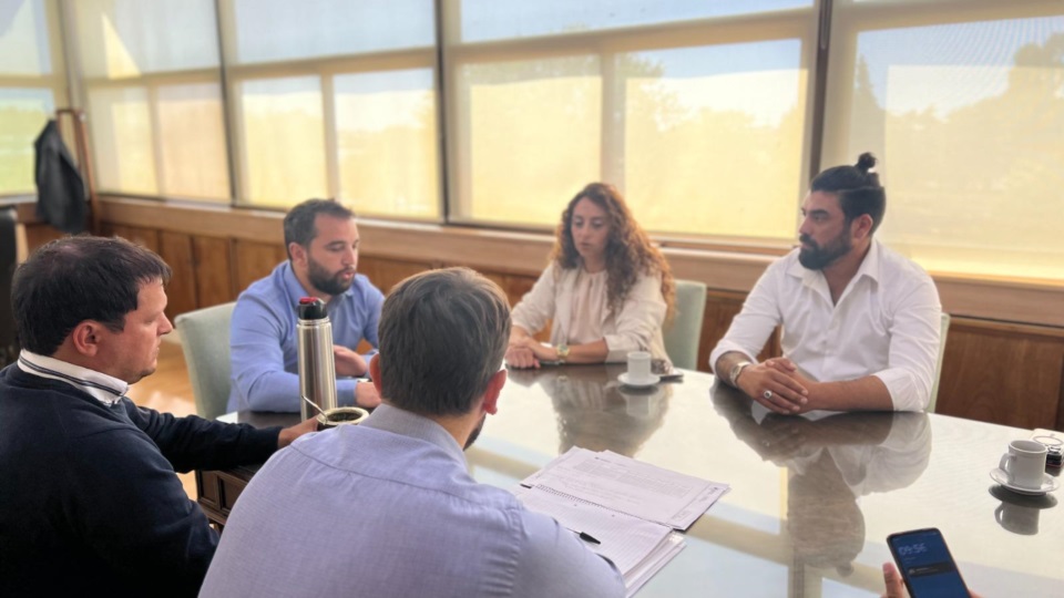 La intendente Claudia Loyola junto a funcionarios provinciales.