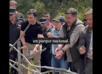 Treffinger sonriendo en medio del desalojo.